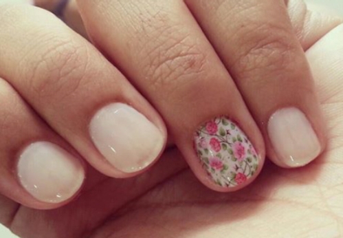 uñas de un solo color decoradas